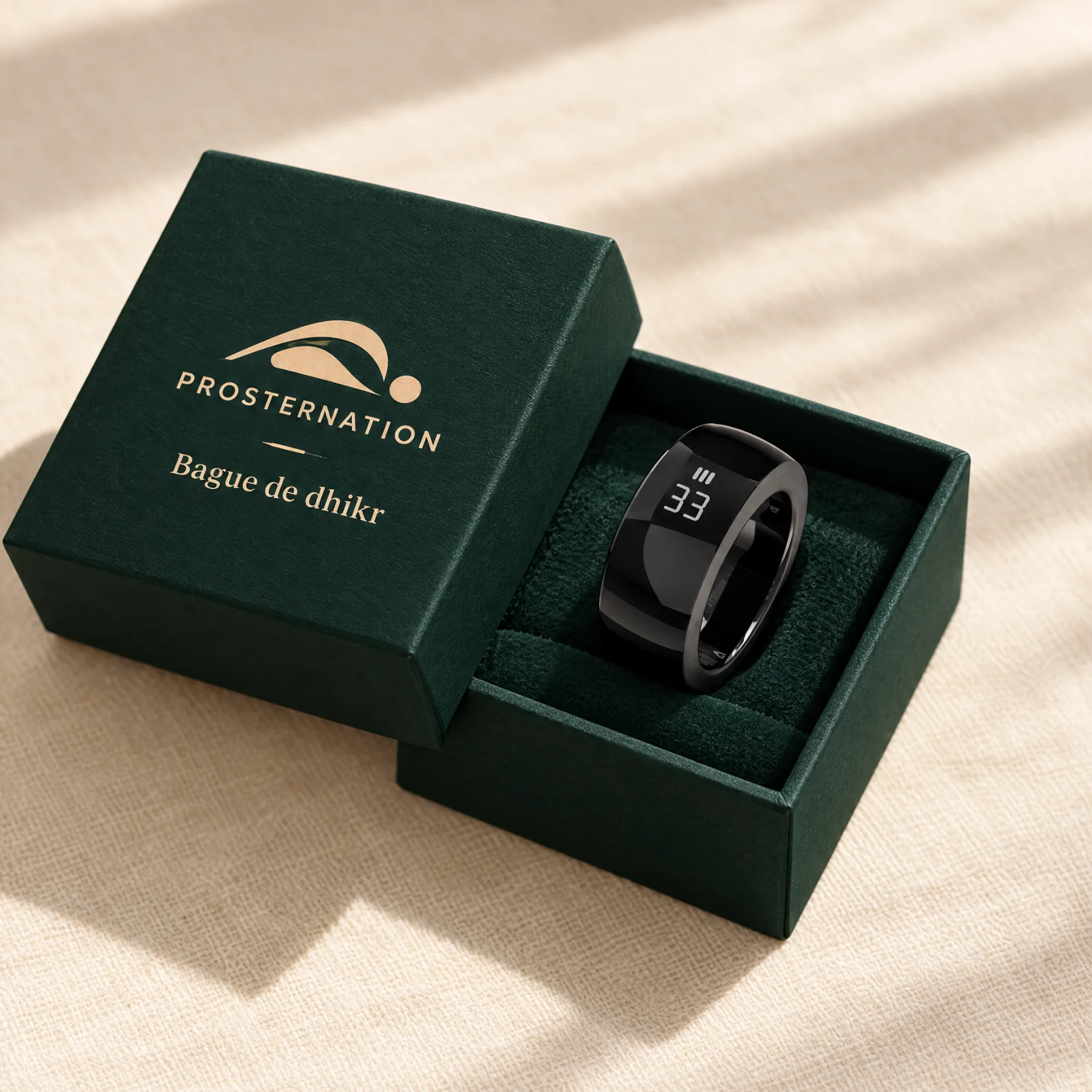 Bague de dhikr connectée noire posée sur sa boîte Prosternation