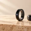 Bague de dhikr connectée noire vue de profil, avec son boîtier de recharge