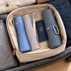 bidet-voyage-trousse Bidet de voyage bleu rangé dans une trousse de toilette, dans une valise