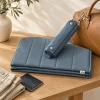 Pack Maison + Voyage : tapis uni plié et tapis de poche roulé accroché à un sac de voyage