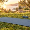 Tapis de prière de poche déplié sur l'herbe dans un parc