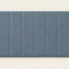 Tapis de prière uni bleu grisé déroulé, vue de dessus