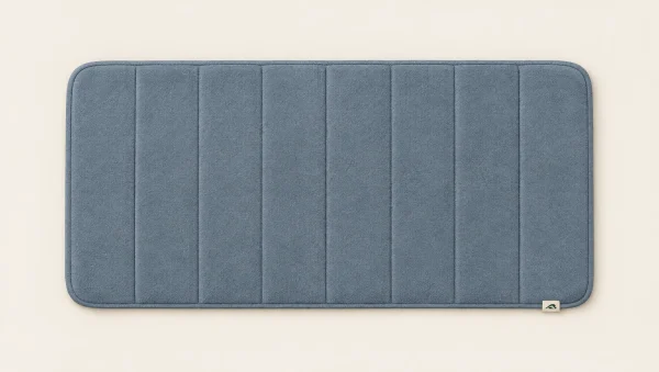 Tapis de prière uni bleu grisé déroulé, vue de dessus